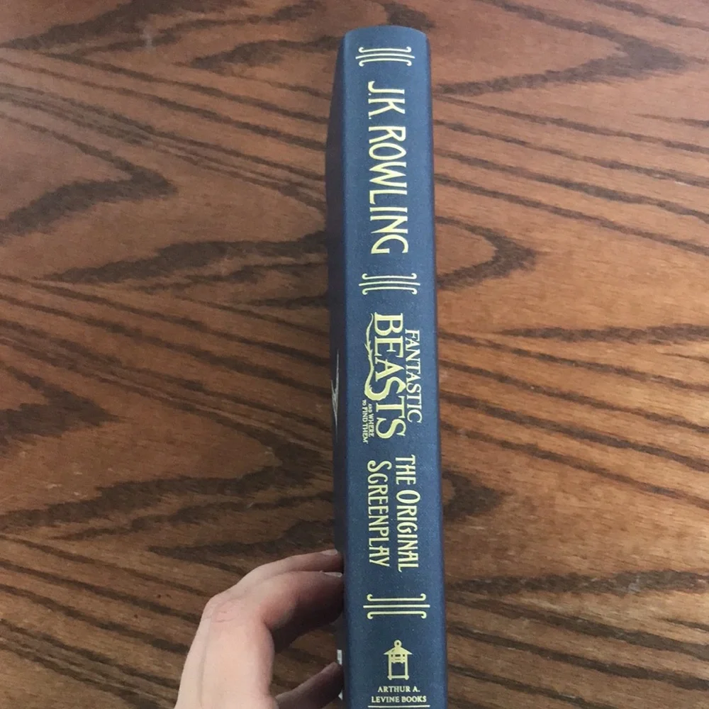 Fantastic beasts the original screenplay, hardcover, like new - Picture 3 of 8